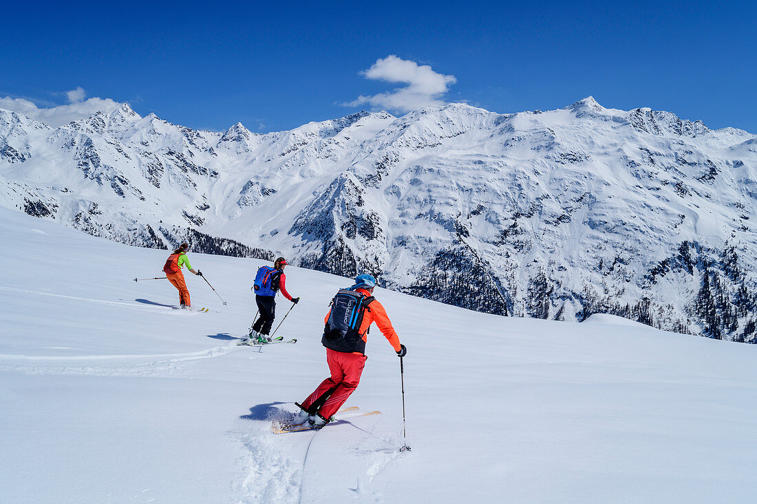 Drei Personen auf Skitour fahren ab, Lyfispitze, Ortlergruppe, Südtirol, Italien