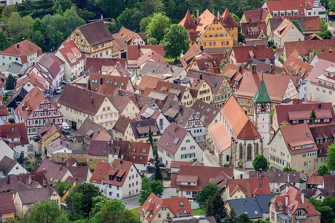 Tiefblick auf Neuffen, von Hohenneuffen, Albtrauf, Schwäbische Alb, Baden-Württemberg, Deutschland