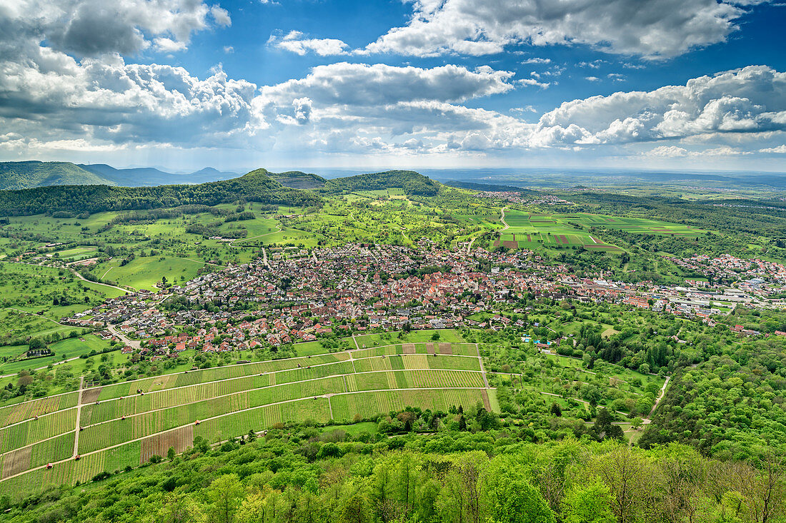 Tiefblick auf Neuffen, von Hohenneuffen, Albtrauf, Schwäbische Alb, Baden-Württemberg, Deutschland