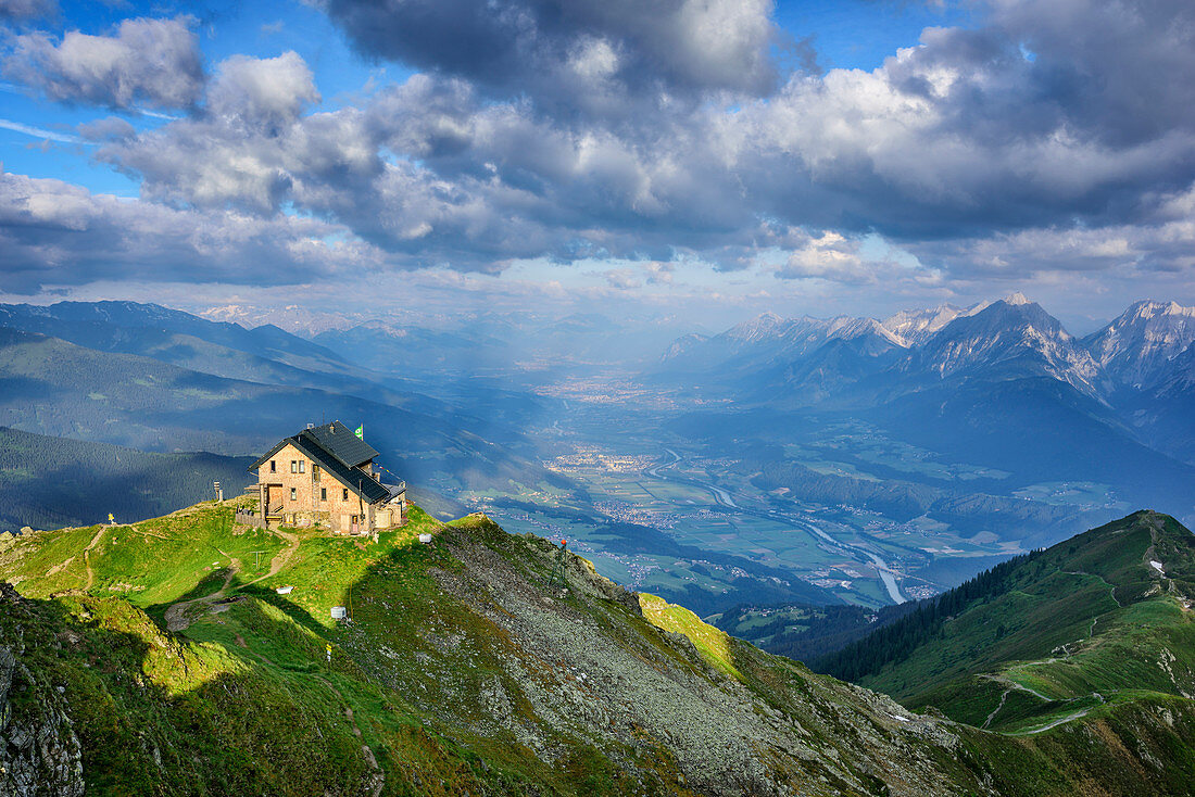 Kellerjochhütte steht über Inntal, Karwendel im Hintergrund, Kellerjochhütte, Tuxer Alpen, Tirol, Österreich