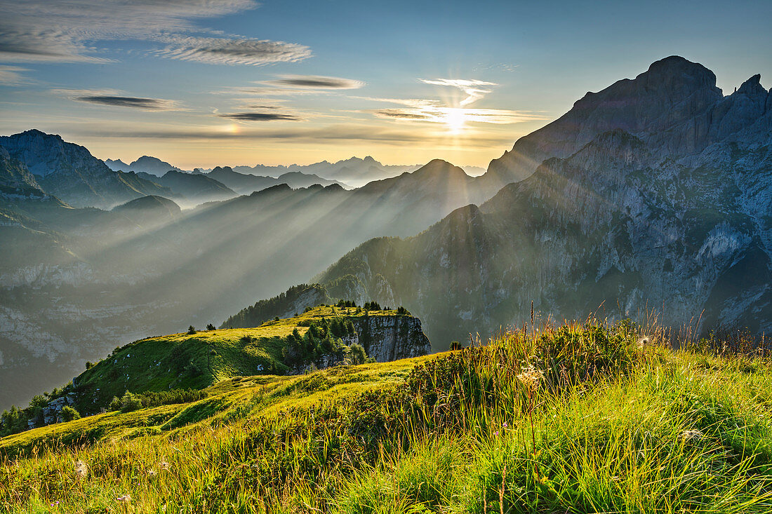 Morgenstimmung über Belluneser Dolomiten mit Monte Schiara, Schiara, Nationalpark Belluneser Dolomiten, Dolomiten, UNESCO Welterbe Dolomiten, Venetien, Italien