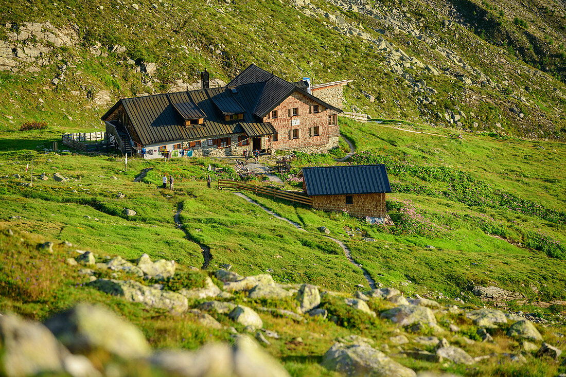 Tiefblick auf Geraer Hütte, Geraer Hütte, Peter-Habeler-Runde, Zillertaler Alpen, Tirol, Österreich