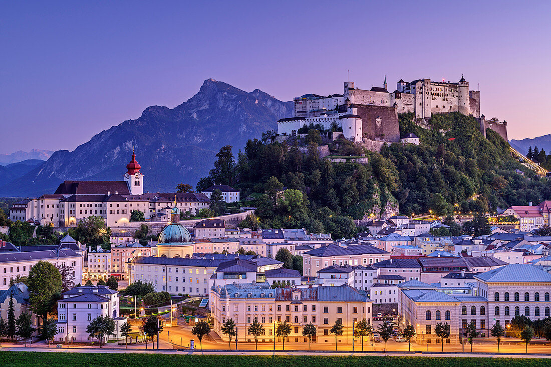 Beleuchtete Altstadt von Salzburg mit Stift Nonnberg und Hohensalzburg mit Hoher Göll im Hintergrund, Salzburg, Österreich