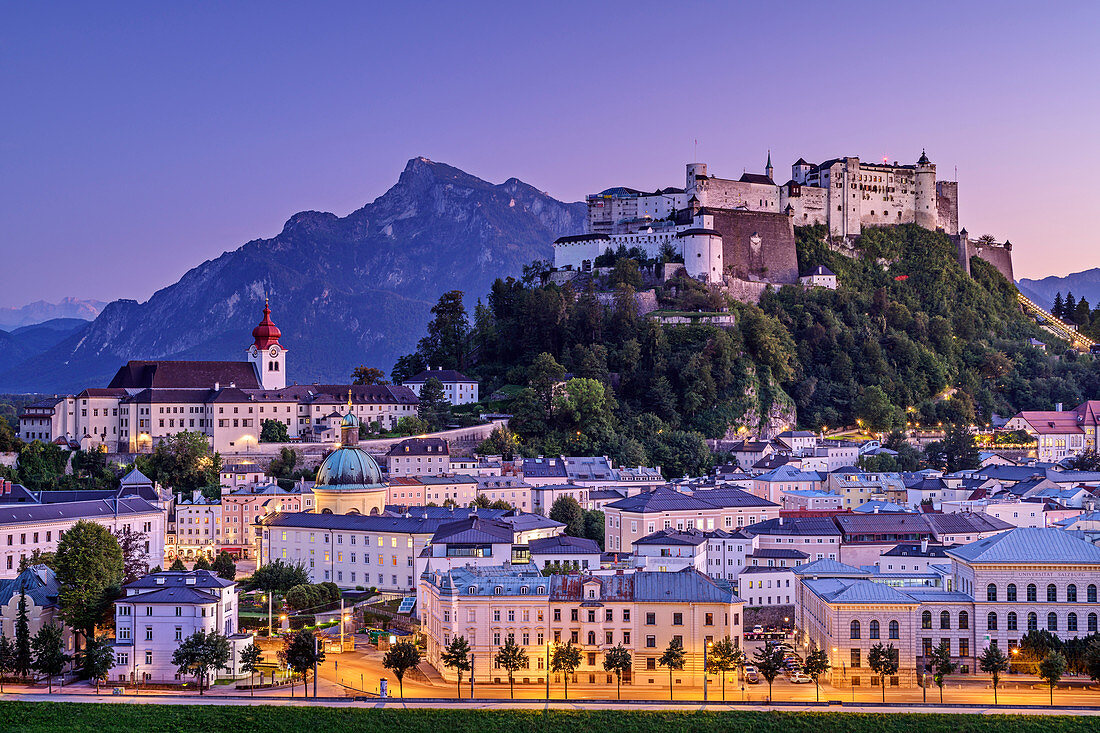 Beleuchtete Altstadt von Salzburg mit … - Bild kaufen ...