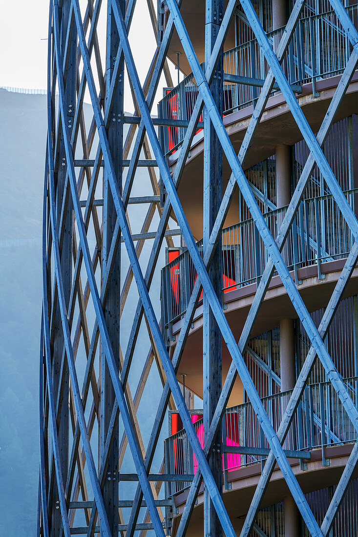 Fassade eines der Hoteltürme Falkensteiner Hotel, Architekt Matteo Thun, Katschberg, Kärnten, Österreich 