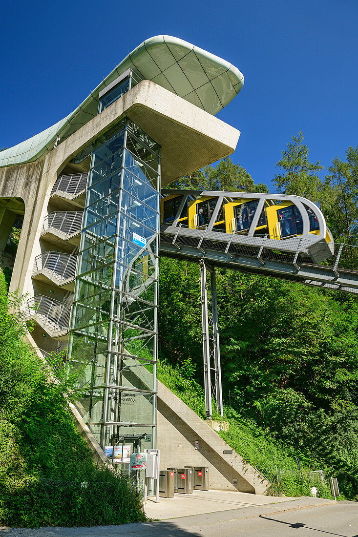 Hungerburgbahn fährt in Station Alpenzoo ein, Architektin Zaha Hadid, Hungerburg, Innsbruck, Tirol, Österreich