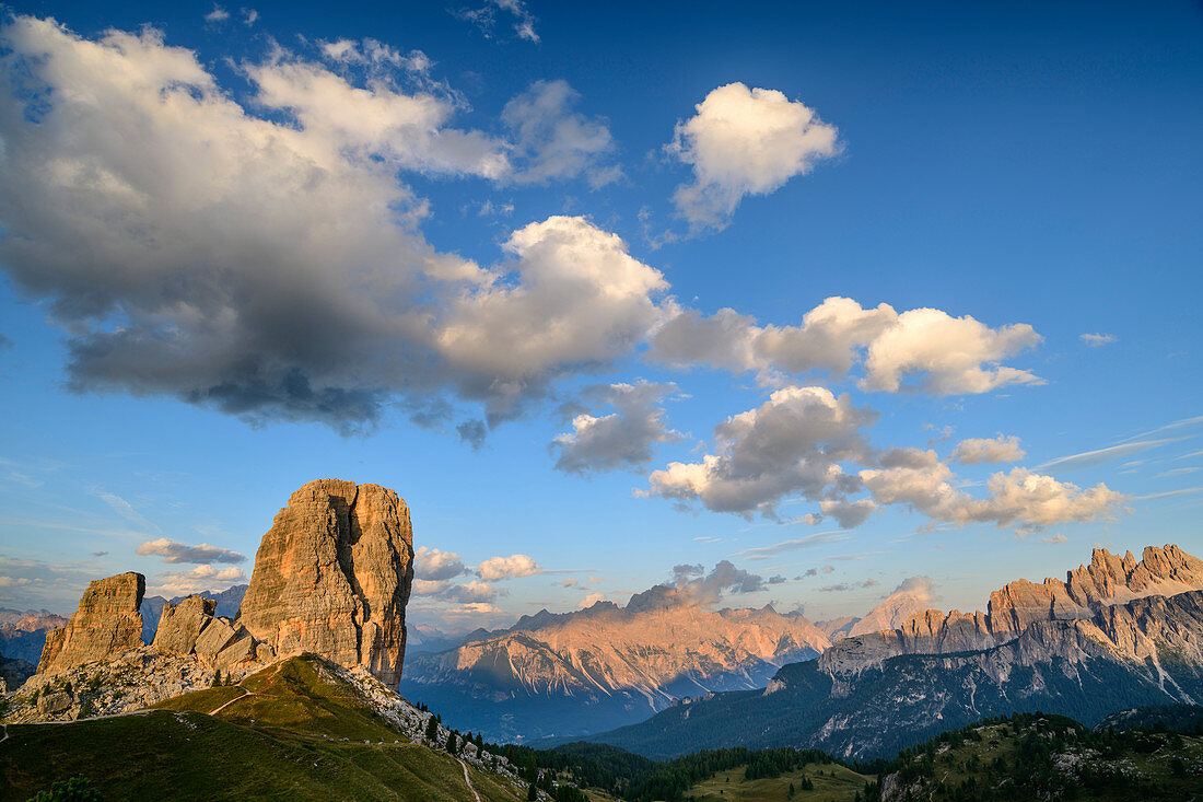 Wolken ziehen über Cinque Torri, Sorapis und Croda da Lago, Cinque Torri, Dolomiten, UNESCO Welterbe Dolomiten, Venetien, Italien