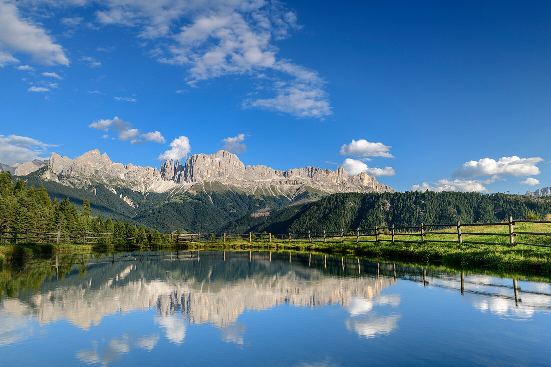 Rosengartengruppe spiegelt sich in Bergsee, Rosengarten, Dolomiten, UNESCO Welterbe Dolomiten, Südtirol, Italien