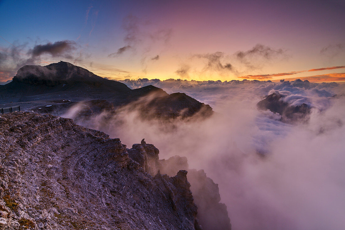 Morgendämmerung mit Piz Boe und Nebelstimmung, Sass Pordoi, Sellagruppe, Sella, Dolomiten, UNESCO Welterbe Dolomiten, Südtirol, Italien