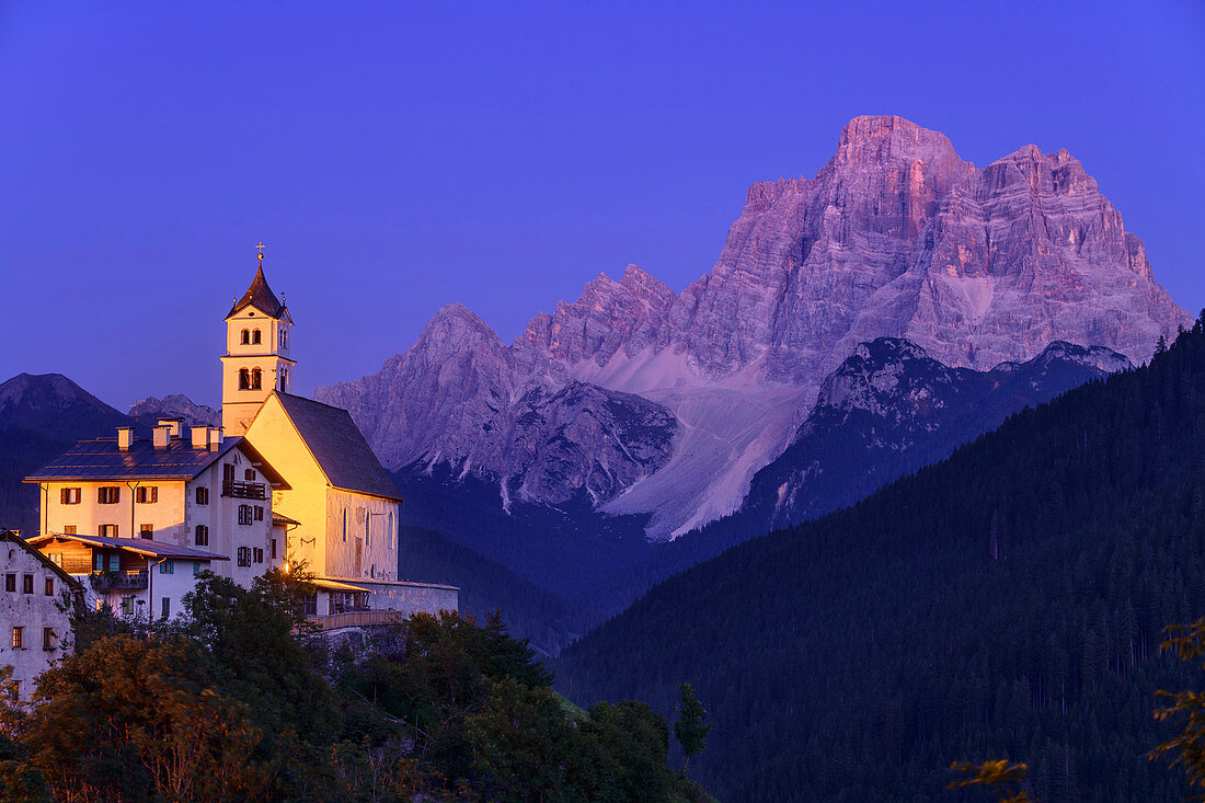 Beleuchtete Kirche von Santa Lucia vor Monte Pelmo, Santa Lucia, Dolomiten, UNESCO Welterbe Dolomiten, Venetien, Italien