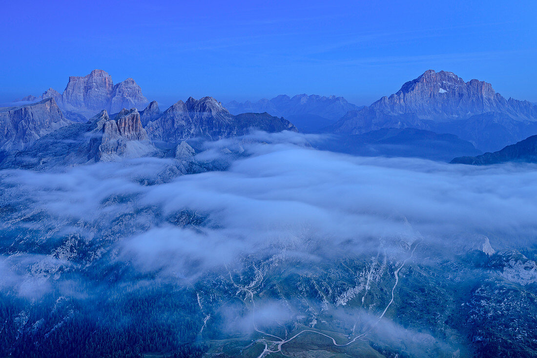 Tiefblick auf Nebelstimmung zur blauen Stunde, Monte Pelmo und Civetta im Hintergrund, Großer Lagazuoi, Dolomiten, UNESCO Welterbe Dolomiten, Venetien, Italien