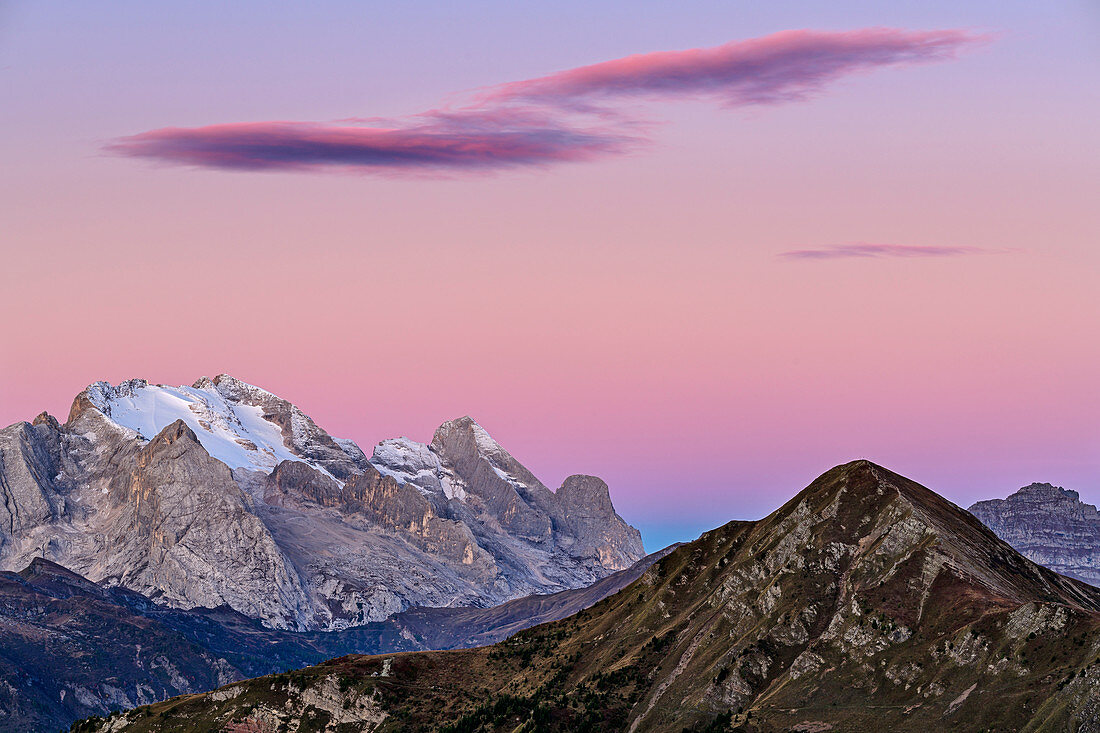 Morgenrot mit Wolke über Marmolada, Marmolata, Dolomiten, UNESCO Welterbe Dolomiten, Venetien, Italien