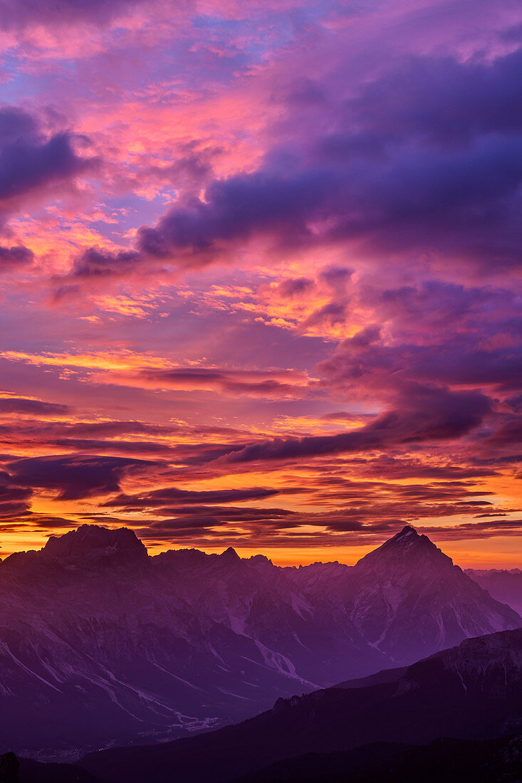 Glühende Wolken über Sorapis und Antelao, Dolomiten, UNESCO Welterbe Dolomiten, Venetien, Italien