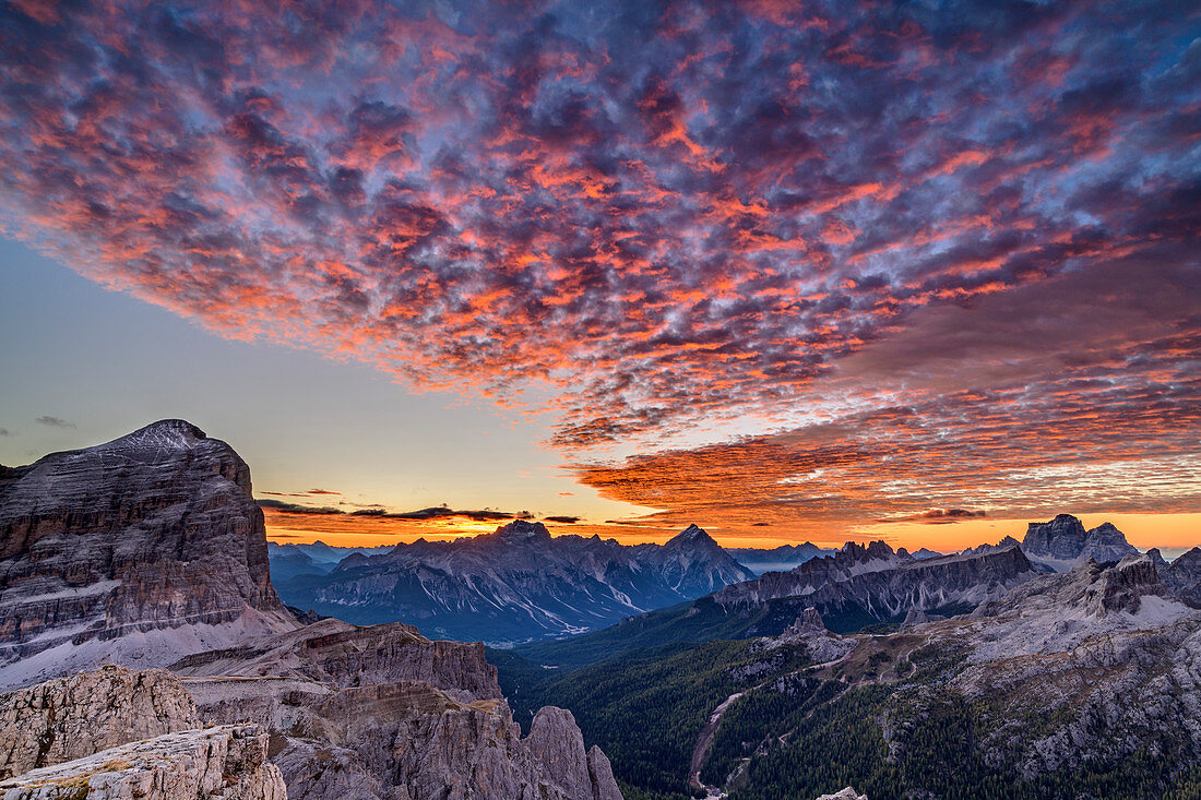 Rot glühende Wolken über Tofana, Antelao, Croda da Lago und Monte Pelmo, Dolomiten, UNESCO Welterbe Dolomiten, Venetien, Italien