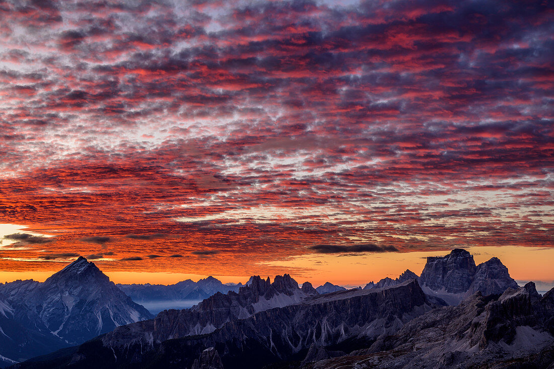 Rot glühende Wolken über Antelao, Croda da Lago und Monte Pelmo, Dolomiten, UNESCO Welterbe Dolomiten, Venetien, Italien