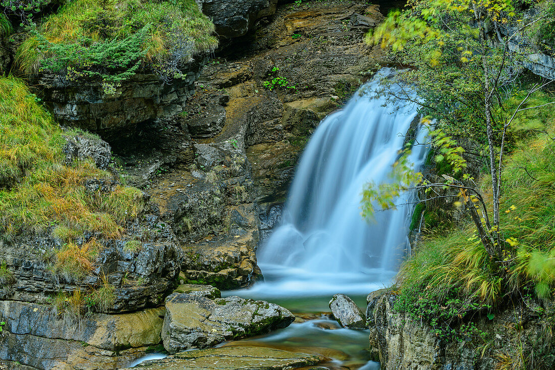 Wasserfall mit Herbstlaub, Kuhfluchtfälle, Estergebirge, Bayerische Alpen, Oberbayern, Bayern, Deutschland