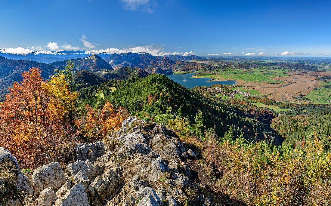 Panorama mit Tiefblick vom Rabenkopf auf Bayerische Alpen, Kochelsee und Alpenvorland, Rabenkopf, Bayerische Alpen, Oberbayern, Bayern, Deutschland