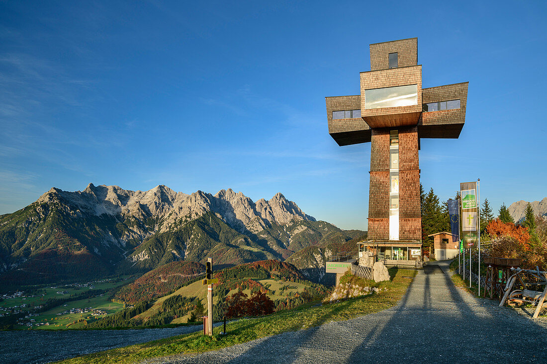 Walkable summit cross, Jakobskreuz in front of Loferer Steinbergen, Buchensteinwand, Salzburg, Austria