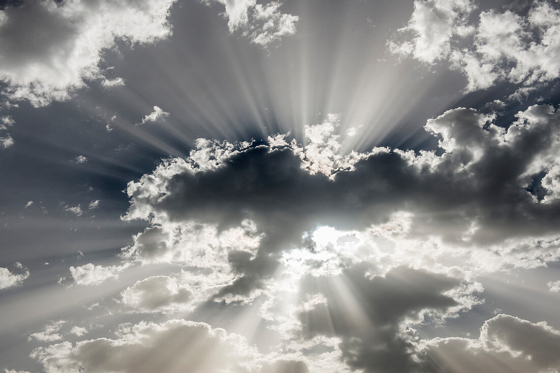 Wolken und Sonnenstrahlen