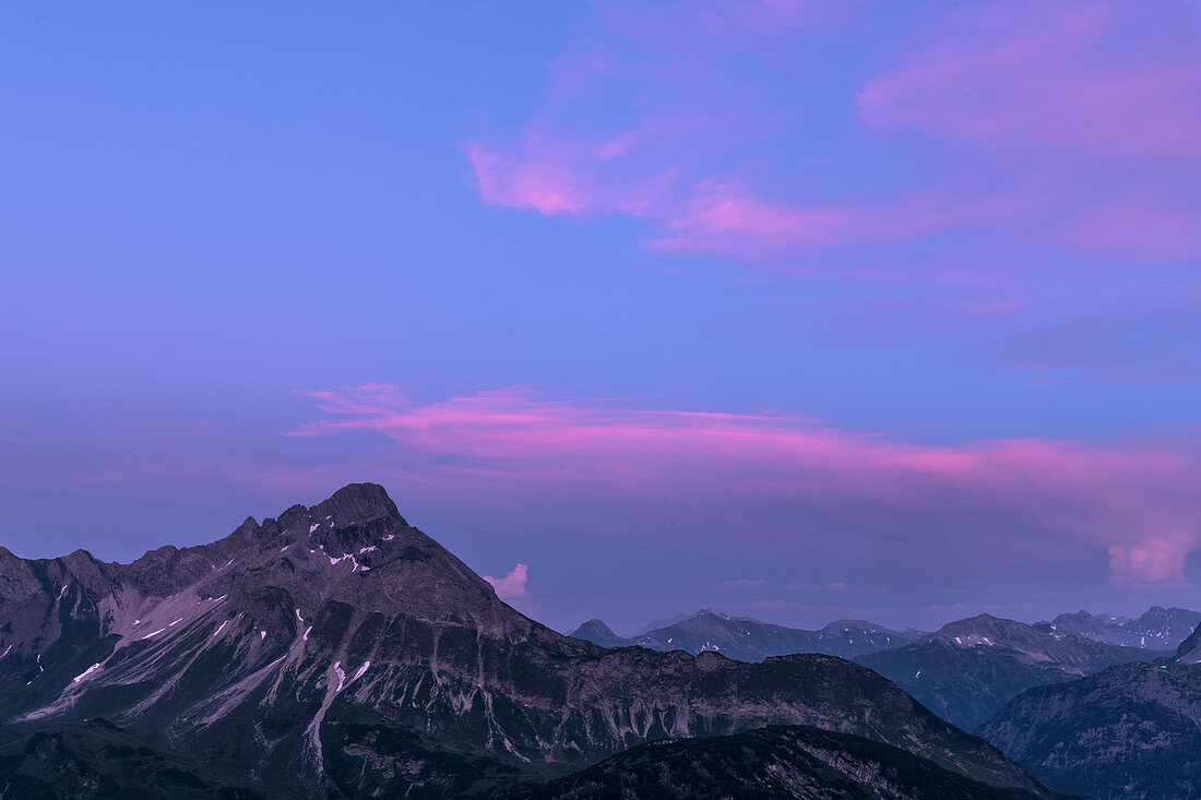 Berglandschaft mit dramatischen Farbspielen und Wolken-Formationen am Himmel kurz nach Sonnenuntergang, Deutschland, Bayern, Oberstdorf