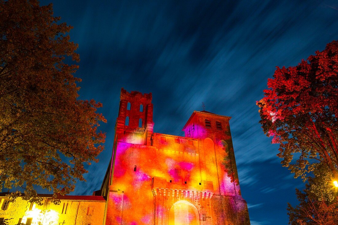 Frankreich, Dordogne, Perigord Pourpre, Pays des Bastides, Saint Avit Senieur, Abteikirche aus dem 11. Jahrhundert an der Route von Compostela, UNESCO Weltkulturerbe, erleuchtet von Les Murmures de Saint Avit