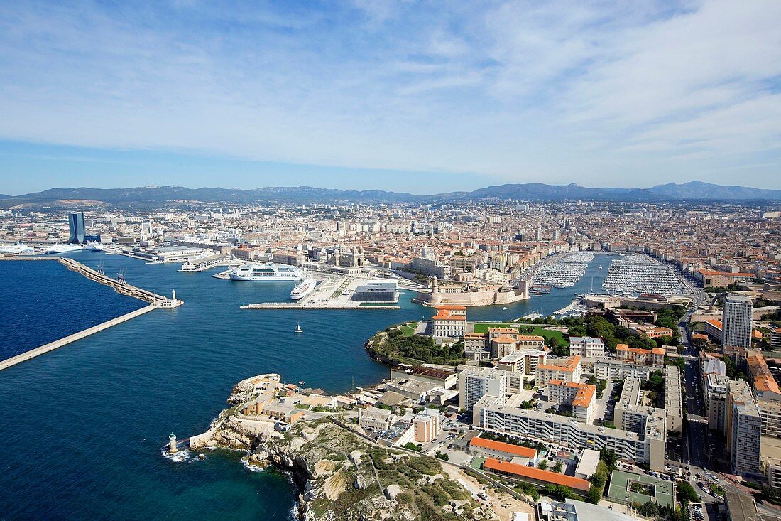 Frankreich, Bouches-du-Rhône, Marseille, Grand Port Maritime, Digue du Large und Eingang zum Alten Hafen, J4 Esplanade und Pharo (Luftaufnahme)