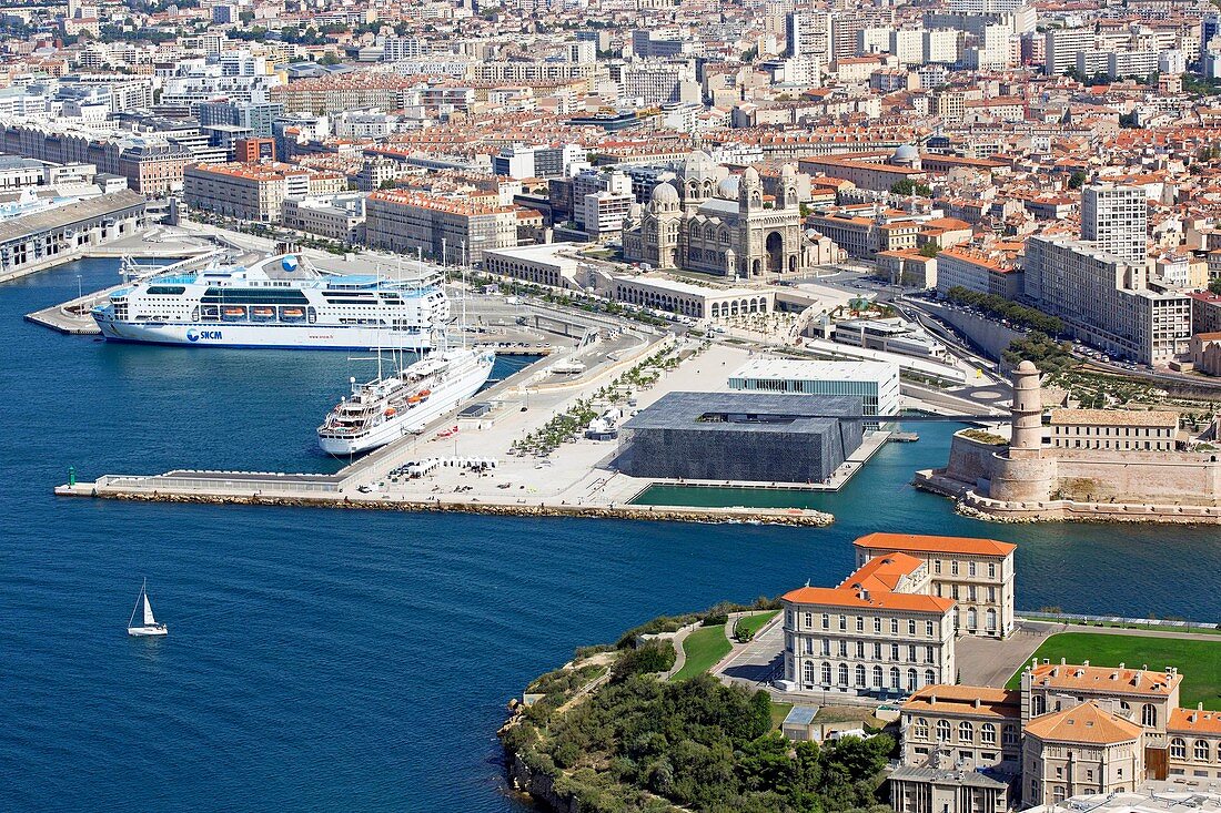 Frankreich, Bouches-du-Rhône, Marseille, Gebiet von Euroméditerranée, Palais du Pharo im Vordergrund, J4 Esplanade, MuCEM, MuCEM-Museum der Zivilisationen Europas und des Mittelmeers, Architekten R. Ricciotti und R. Carta, La Villa Mediterranee, Architekt Stefano Boeri , Kathedrale La Major (19. Jahrhundert) historischer Denkmalhintergrund (Luftaufnahme)