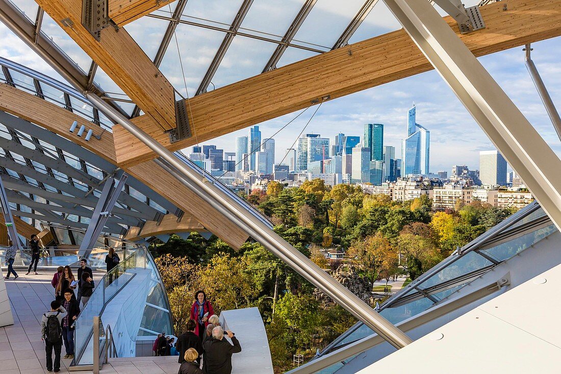 Frankreich, Paris, Gebäude von La Défense von der Louis Vuitton Foundation aus, Architekt Frank Gehry, im Bois de Boulogne