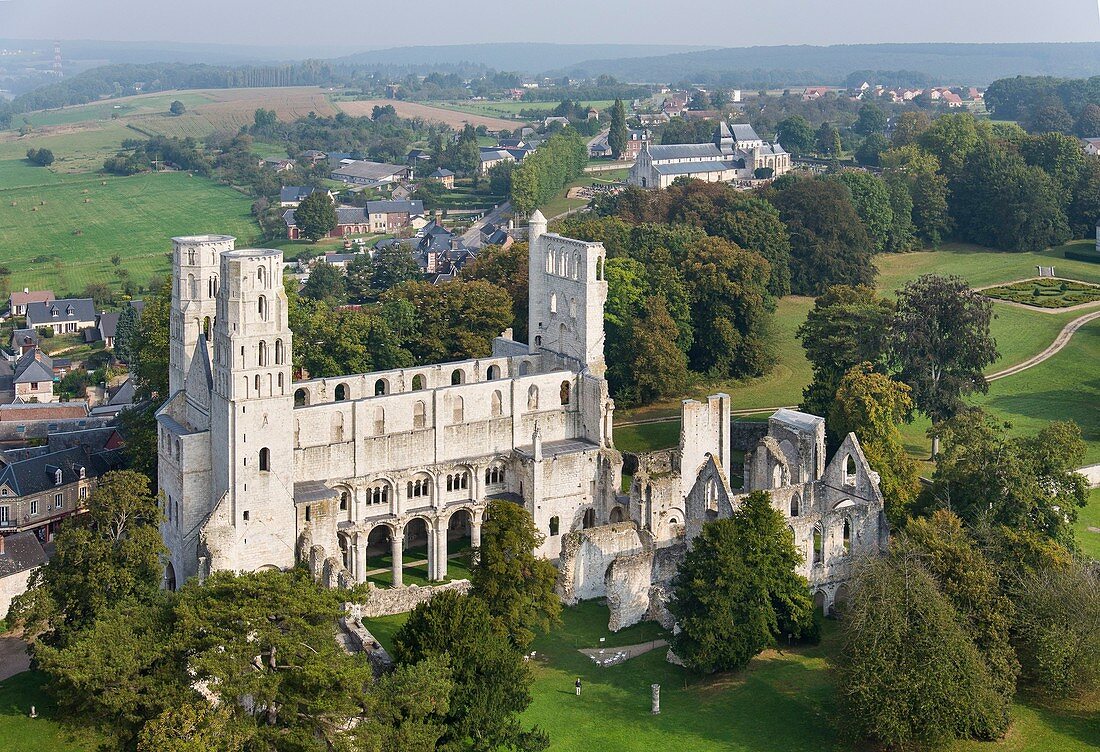 Frankreich, Seine Maritime, Jumieges, Abbaye Saint Pierre de Jumieges im 7. Jahrhundert gegründet (Luftaufnahme)