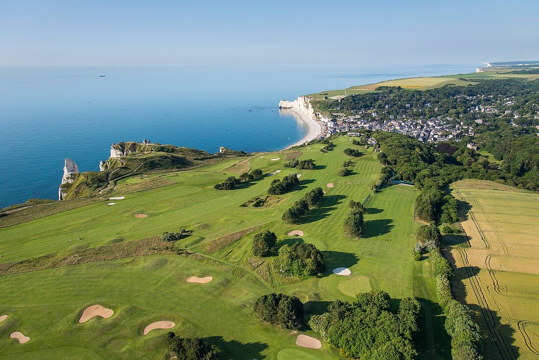 Frankreich, Seine Maritime, Etretat, Côte d'Abatre, der Golf (Luftaufnahme)