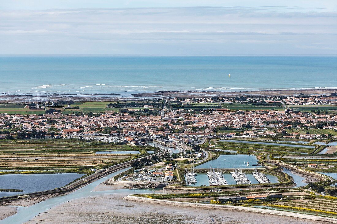 Frankreich, Charente Maritime, Insel Re, Ars en Re, Dorf und Hafen (Luftaufnahme)