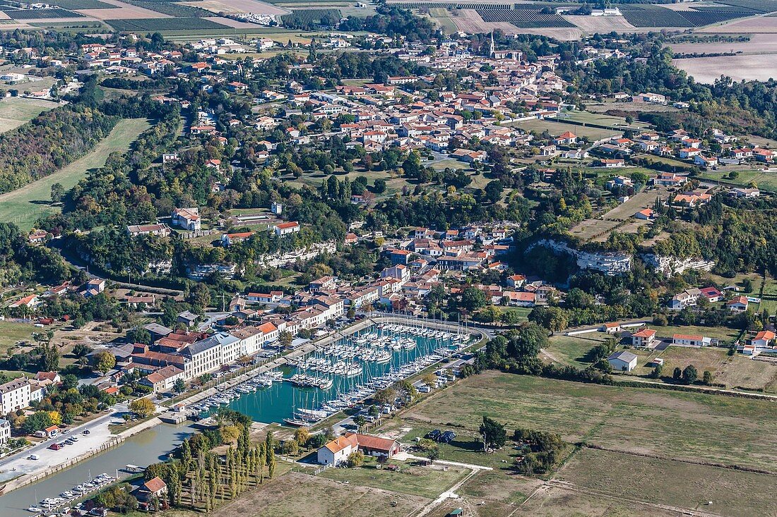 Frankreich, Charente Maritime, Mortagne sur Gironde, der Yachthafen und das Dorf (Luftaufnahme)