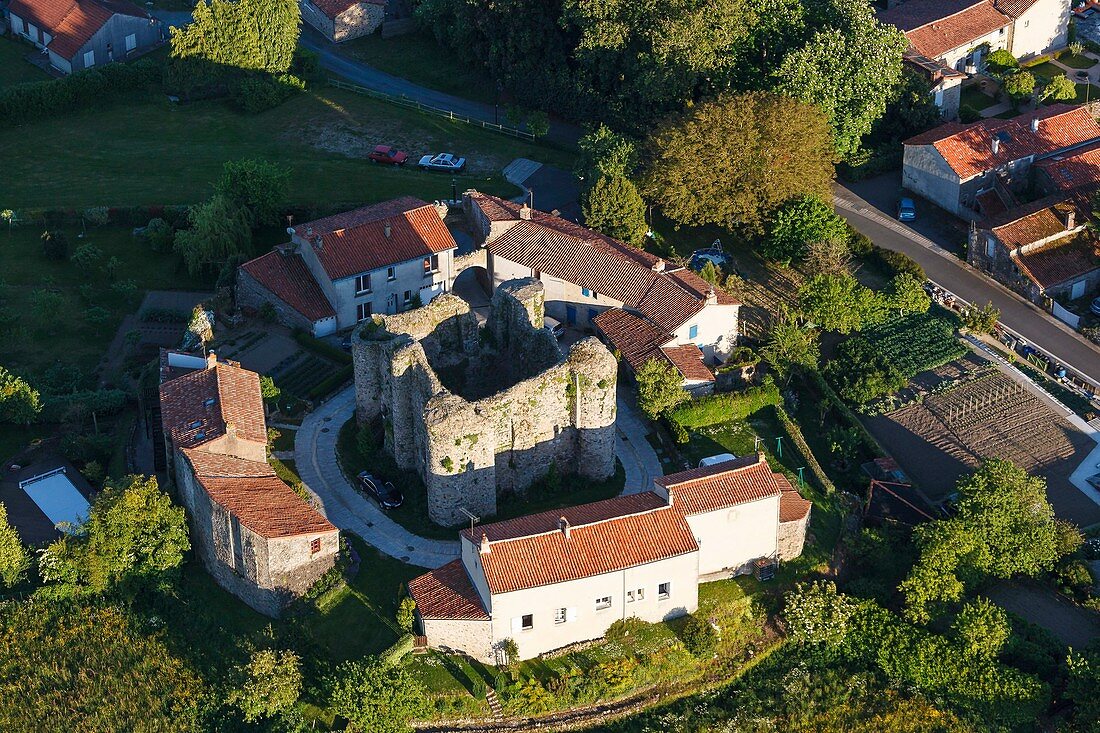 Frankreich, Vendee, Les Chatelliers Chateaumur, Chateaumur und seine Burg (Luftaufnahme)