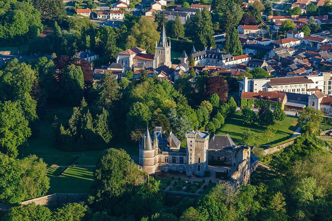 Frankreich, Vendee, La Flocelliere, das Dorf und die Burg (Luftaufnahme)