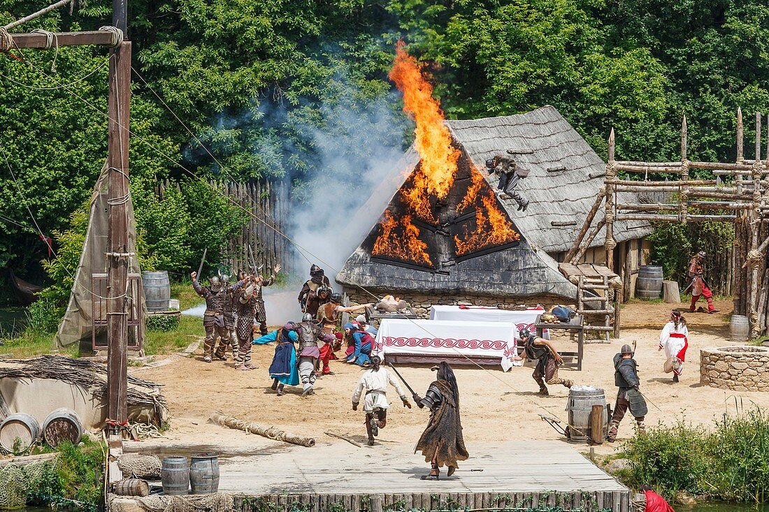 Frankreich, Vendee, Les Epesses, historischer Themenpark Le Puy du Fou, die Wikinger zeigen