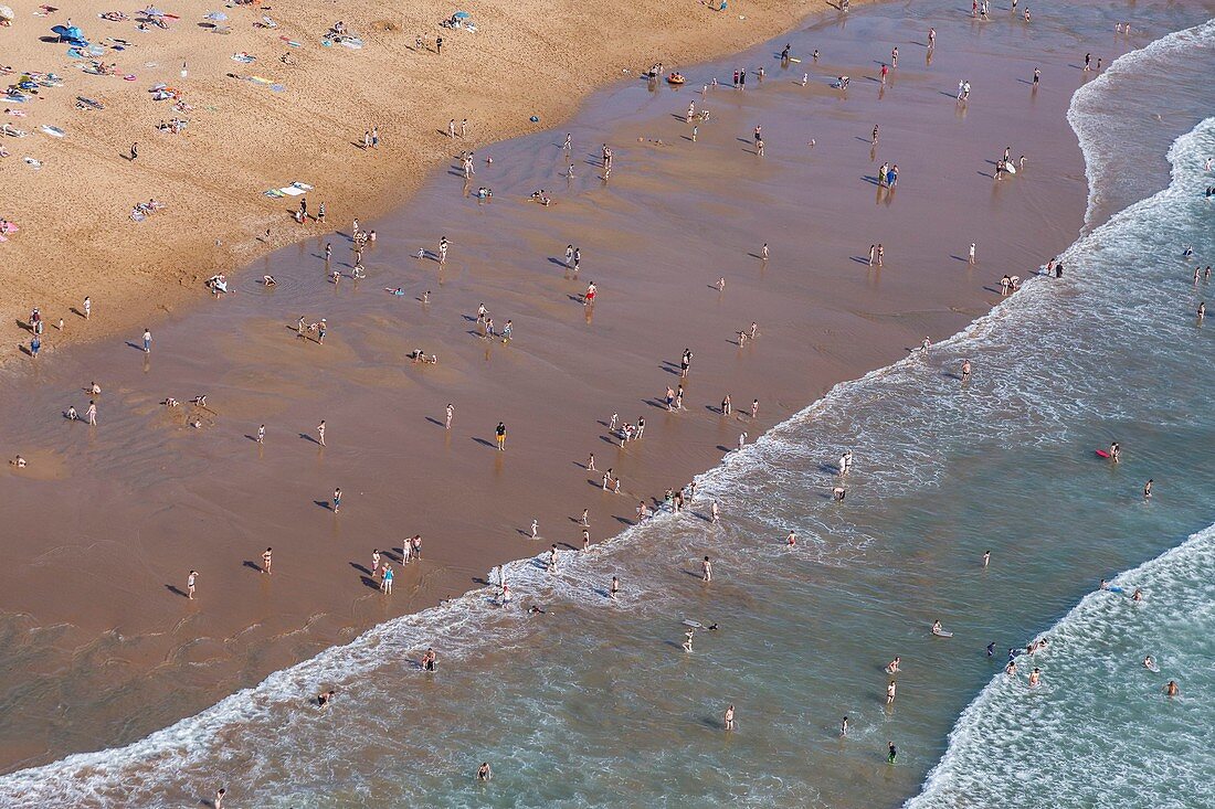 Frankreich, Vendee, Longeville sur Mer, Schwimmer am Strand von La Terrière (Luftaufnahme)