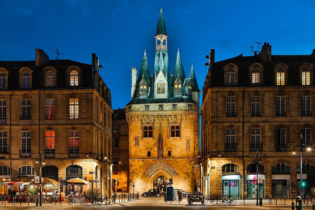 Frankreich, Gironde, Bordeaux, UNESCO Weltkulturerbe Gebiet, La Douane-Tor, Cailhau-Tor, Hafen La Lune, historische Stätte, Nachtansicht eines beleuchteten historischen Turms