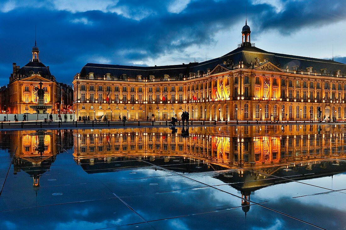 Frankreich, Gironde, Bordeaux, UNESCO Weltkulturerbe, Place de la Bourse, Hafen von La Lune, Nachtansicht des historischen Gebäudes, das sich im Miroir d'Eau  widerspiegelt