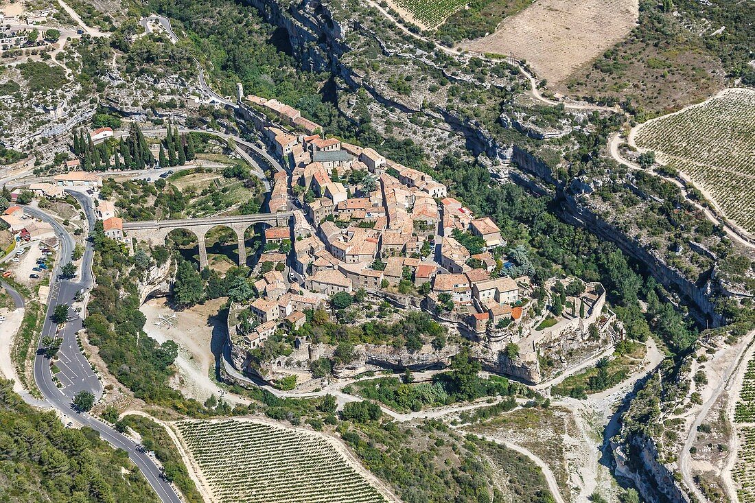 Frankreich, Herault, Minerve, ausgezeichnet mit 'Les Plus Beaux Villages de France' (Die schönsten Dörfer Frankreichs), das Dorf (Luftaufnahme)