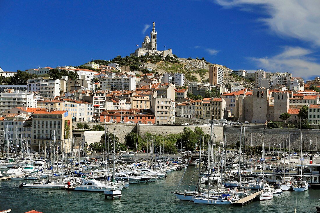 Frankreich, Bouches-du-Rhône, Marseille, Hafen von Marseille und die Basilika Notre Dame de la Garde