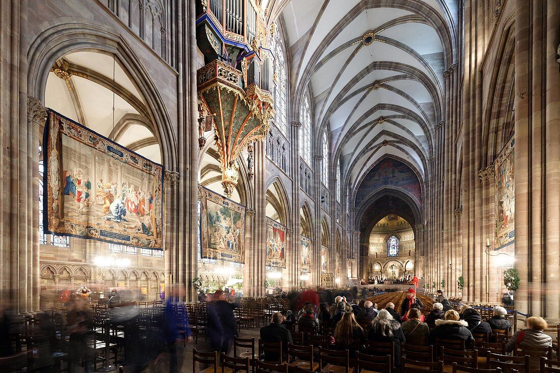 Frankreich, Bas Rhin, Straßburg, Altstadt, UNESCO Weltkulturerbe, Kathedrale Notre Dame, die Wandteppiche des Lebens der Jungfrau Maria, die jedes Jahr im Dezember im Kirchenschiff ausgestellt werden
