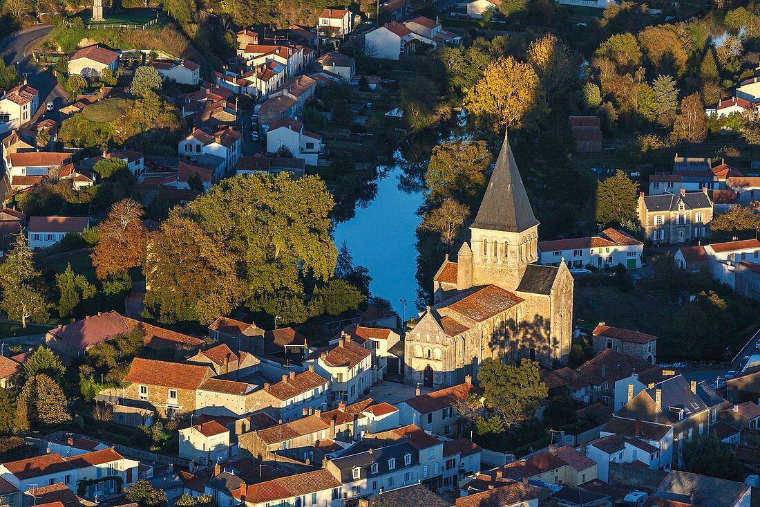 Frankreich, Vendee, Mareuil sur Lay Dissais, die Kirche und das Dorf am Fluss Lay (Luftaufnahme)