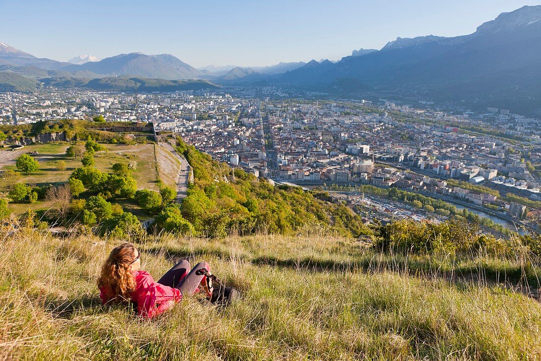 Frankreich, Isere, Grenoble Chartreuse Regionalpark, Frau beim Wandern in der Bastille