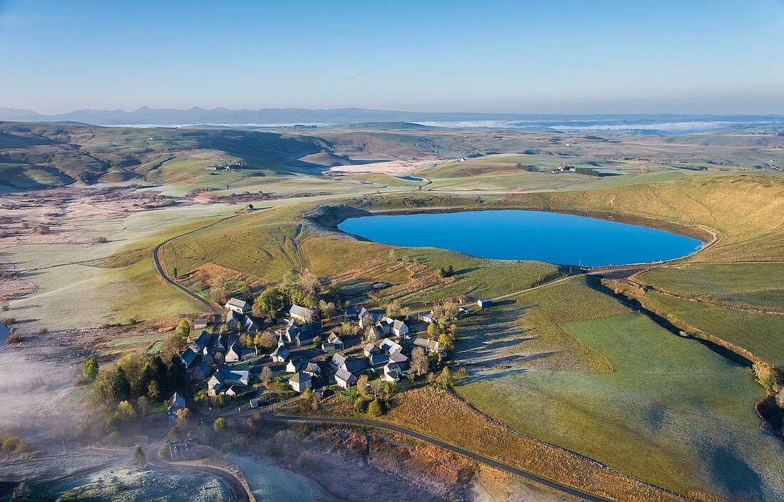 Frankreich, Puy de Dome, La Godivelle, Regionaler Naturpark Volcans d'Auvergne, Cezallier, Lac d'en Haut, Vulkan-Maar-See (Luftaufnahme)