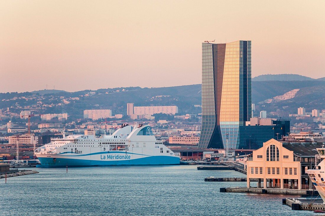 Frankreich, Bouches-du-Rhône, Marseille, Hafen von Marseille oder GPMM, Gebiet von Euroméditerranée, CMA-CGM-Turm der Architektin Zaha Hadid