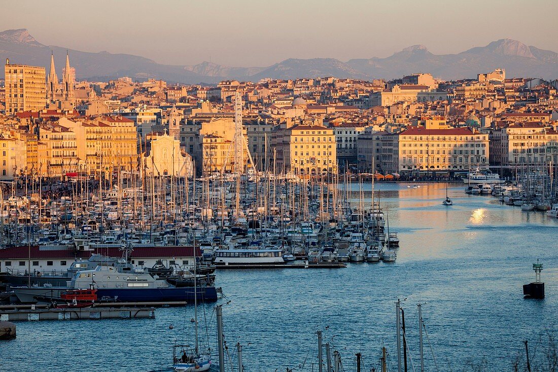 Frankreich, Bouches-du-Rhône, Marseille, der alte Hafen und das Riesenrad für die Weihnachtsfeiertage