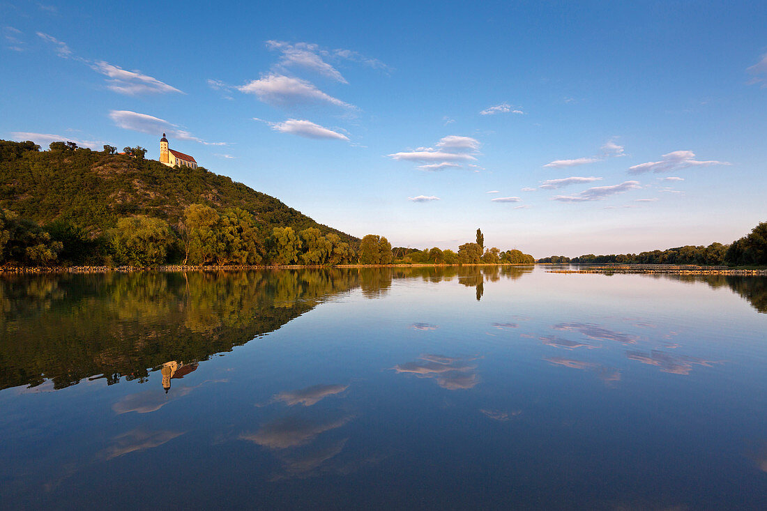 View across the Danube to the Pilgrimage Church of the Assumption on the Bogenberg near Bogen, Danube, Bavaria, Germany