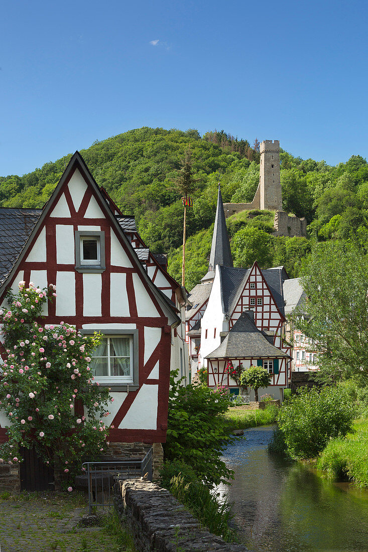 Blick über den Elzbach und die Fachwerkhäuser zur Phillipsburg, Monreal, Eifel, Rheinland-Pfalz, Deutschland