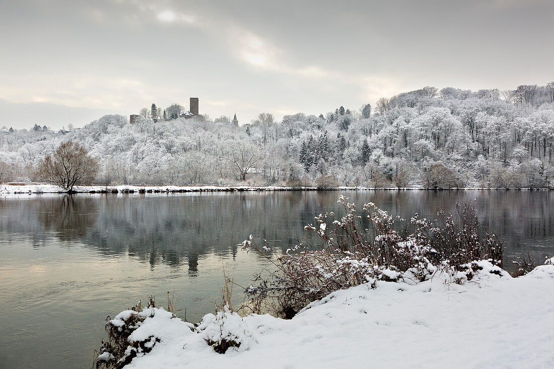 Ruhr in winter, Ruhrauen, view to Blankenstein Castle, near Hattingen, Ruhr area, North Rhine-Westphalia, Germany