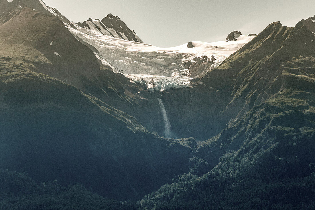 Gletscherschmelze führt zu einem Wasserfall, Alaska, Heines, USA